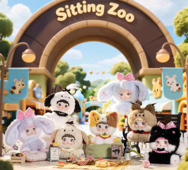 Merc Figur - Nommi: Sitting Zoo 
1x Plüschfigur - Blindbox, 14 cm