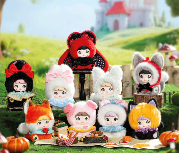 Merc Figur - Nommi: Fairytale Town 
1x Plüschfigur - Blindbox, 16 cm
